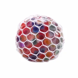 Farbenfroher Netz-Stressball als Quetschspielzeug mit bunten Wasserperlen innen