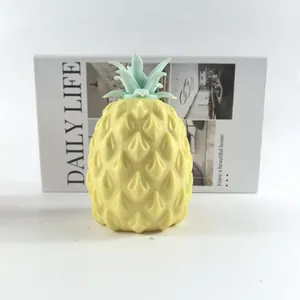 Vista ravvicinata di un giocattolo antistress realistico a forma di ananas giallo con foglie