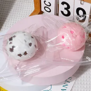 Primo piano di palline antistress in TPR bianche e rosa in confezione trasparente
