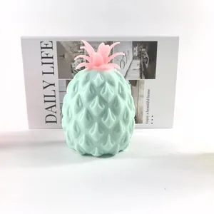 Vista macro di un morbido giocattolo antistress a forma di ananas azzurro e rosa