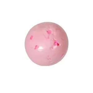 Dettaglio di una palla antistress in TPR rosa morbido con mattoncini colorati inclusi