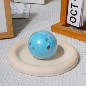Dettaglio ravvicinato di una pallina antistress in TPR blu su vassoio crema per bambini
