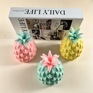Set di tre giocattoli colorati a forma di ananas squishy per alleviare lo stress