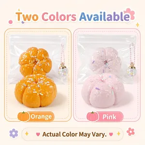 Set mit niedlichen kürbisförmigen Squishy-Spielzeugen zum Stressabbau in Orange und Rosa