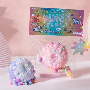 Jouets squishy beignet rose et violet dans un emballage original mignon en pixel art