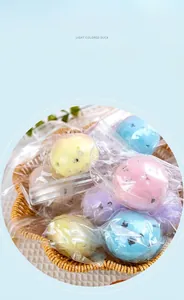 Primer plano detallado de pelotas antiestrés de TPR de colores en envases de plástico