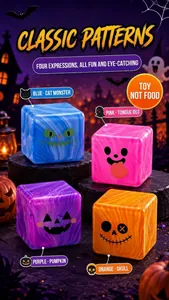 Vier verschiedene bunte Quetschwürfel mit Monstergesichtern in einer Halloween-Kulisse