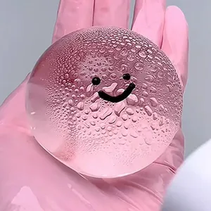 Primo piano di una pallina antistress rosa trasparente con texture a goccia d'acqua