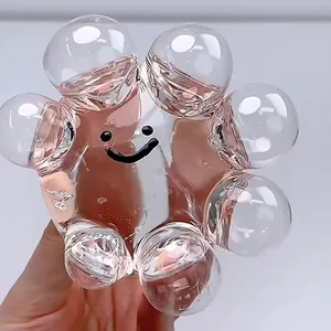Primo piano di un giocattolo squishy a bolle trasparenti con una graziosa faccina