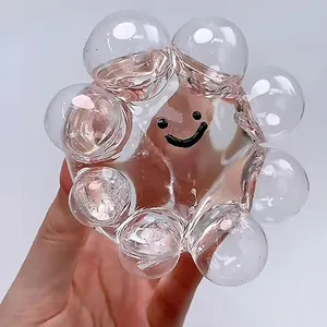 Dettaglio ravvicinato di un giocattolo antistress a bolle trasparenti con una simpatica faccina