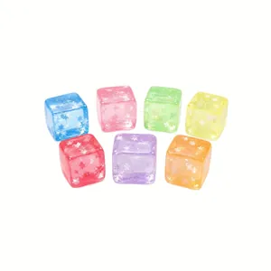 Set mit sieben farbenfrohen durchscheinenden Malzzucker-Squishy-Würfeln mit Kirschblüten