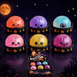 Set mit bunten Halloween-Quetschspielzeugen mit süßen Kürbis- und Gesichtsdesigns