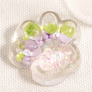 Primer plano detallado de un squishy de pata de gato transparente con purpurina y colores