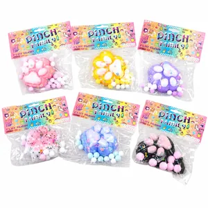 Vue détaillée de jouets squishy en forme de patte de chat colorée dans leur emballage.