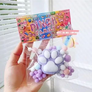 Vue détaillée d'un jouet anti-stress en peluche patte de chat violette