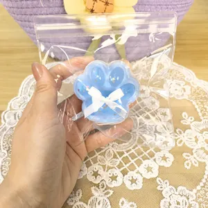 Λεπτομερής προβολή ενός μπλε squishy σε σχήμα πατούσας γάτας σε διάφανη σακούλα