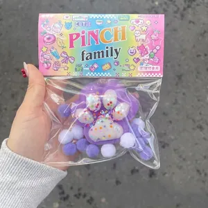 Gros plan d'un jouet squishy patte de chat violet avec des étoiles pailletées