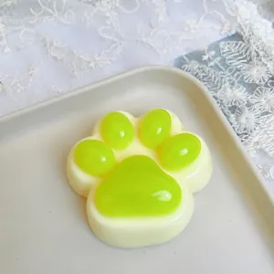 Vue macro d'un adorable jouet squishy patte de chat avec coussinets vert néon brillants