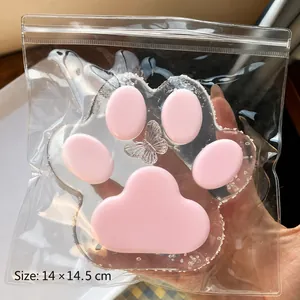 Detalle de cerca de la textura del juguete blando de pata de gato rosa y transparente de 14 cm