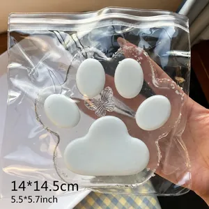 Detalle de cerca de un juguete blando transparente con forma de pata de gato de 14 cm