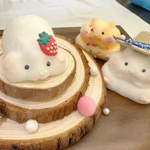 Gros plan détaillé de mignons jouets anti-stress en forme de souris floquée douce