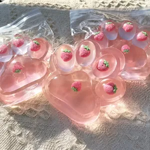 Λεπτομέρεια από ροζ squishy πατούσα γάτας με μικροσκοπικές φράουλες στο εσωτερικό του