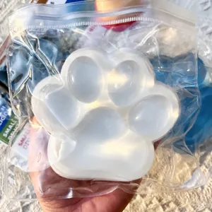 Κοντινό πλάνο γιγαντιαίου squishy πατούσα γάτας από μαλακό TPR σε σακούλα