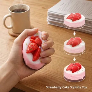 Κοντινή λήψη παιχνιδιού squishy τούρτα φράουλα που δείχνει το εφέ αργής επαναφοράς.