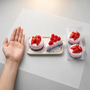 Παιχνίδι squishy τούρτα κρέμας φράουλας και βατόμουρου με μια κλίμακα μέτρησης