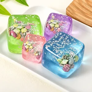 Juguete antiestrés en forma de cubo con temática oceánica, conchas y estrellas decorativas