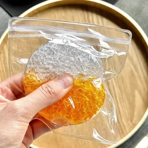 Detalle macro de bola antiestrés hecha a mano con purpurina naranja y plateada