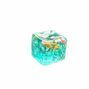 Cubo antiestrés azul translúcido con temática oceánica y conchas para niños y adultos