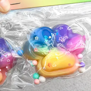 Vue détaillée du jouet squishy patte de chat arc-en-ciel avec paillettes colorées