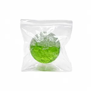 Pelota antiestrés verde hecha a mano con textura de azúcar en bolsa transparente