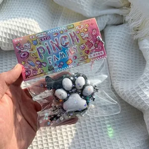 Vue détaillée d'un jouet squishy en forme de patte de chat avec paillettes dans son emballage