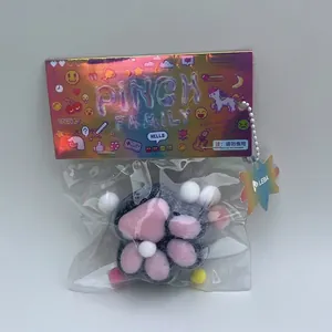 Gros plan d'un jouet spongieux en peluche patte de chat en emballage coloré