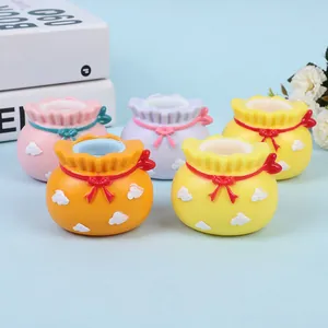 Jouets à presser en forme de sacs de fortune colorés avec motifs de nuages en gros plan
