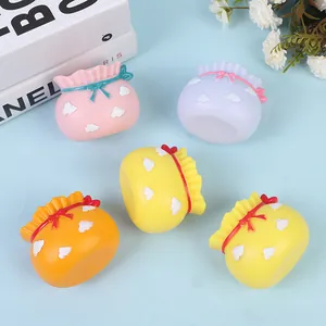 Gros plan de jouets antistress colorés en forme de sac de fortune aux tons pastels