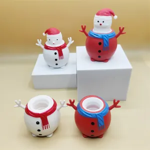 Vue détaillée des jouets à presser bonhomme de neige et Père Noël avec bases de tasse