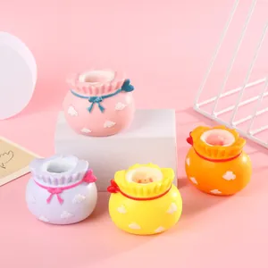 Gros plan de jouets squishy en forme de sac porte-bonheur pour soulager le stress
