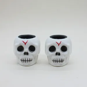 Vista detallada de dos juguetes antiestrés de Halloween con forma de calavera