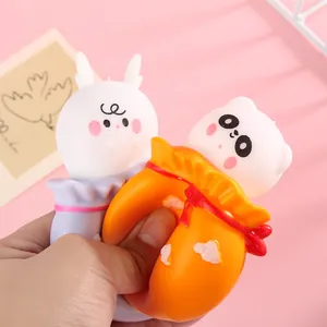 Gros plan d'un jouet anti-stress animal kawaii pressé à la hand pour se détendre