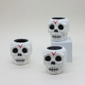 Set de tres juguetes antiestrés con forma de calavera blanca para Halloween y bromas.