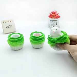 Juguete antiestrés con diseño de col que muestra un ratón blanco al apretarlo fuerte