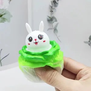 Primer plano de un lindo conejo en un juguete para apretar con forma de col