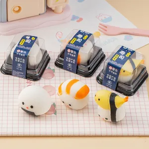 Detailaufnahme von niedlichen Sushi-Stressabbauspielzeugen in Mini-Klarsichtverpackung