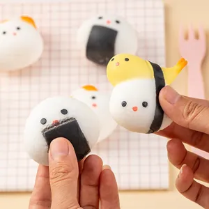 Nahaufnahme von niedlichen Sushi-Squishies in Händen, die weiche Textur zeigen