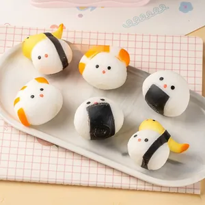 Detailansicht verschiedener süßer Sushi-Squishy-Spielzeuge mit Gesichtern auf Tablett