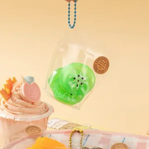 Vue détaillée d'un jouet squishy kiwi vert réaliste dans son emballage transparent