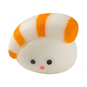 Detailaufnahme eines niedlichen Garnelen-Sushi Squishy Spielzeugs zum Stressabbau